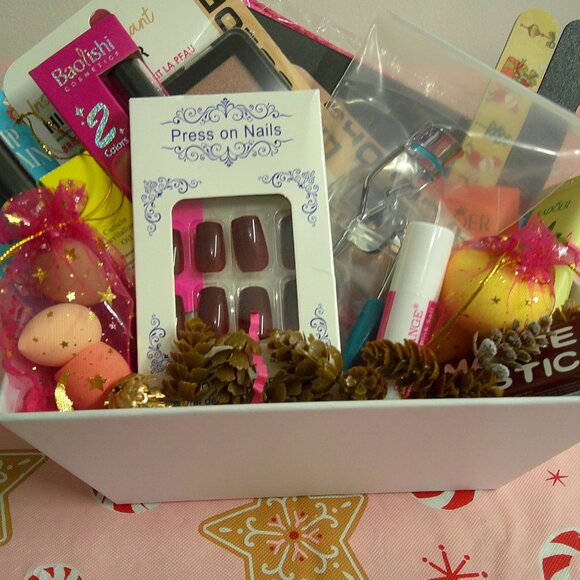 Merry Glam-21-Piece Holiday Makeup Essentials, Christmas Gift Basket - Picture 5 of 6